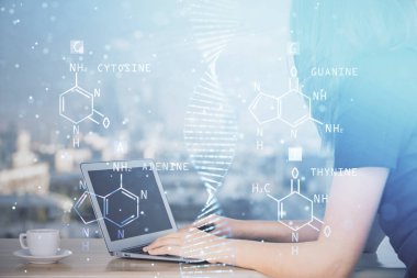 Bilgisayarda yazı yazan ve DNA hologramı çizen bir kadının ellerine iki kez maruz kalmış. Tıp eğitimi kavramı.