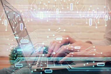 Bilgisayar ve veri temalı hologram çizimlerinde çalışan kadın elleri çift pozlama. Teknoloji kavramı.