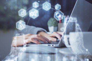 Bilgisayar ve teknoloji temalı çizimlerde kadın elinin çifte pozlanması. Yüksek Teknoloji kavramı.