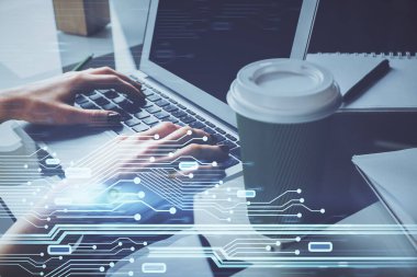 Bilgisayar ve veri temalı hologram çizimlerinde çalışan kadın elleri çift pozlama. Teknoloji kavramı.