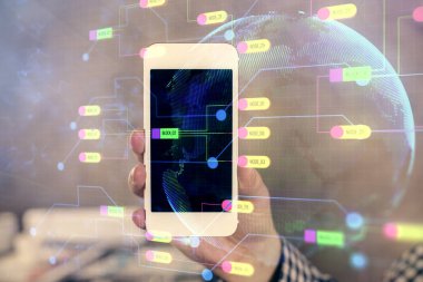 Bir adamın elini tutarken ve dijital bir cihaz ve veri temalı hologram çizimi kullanırken çift pozlama. Teknoloji konsepti.