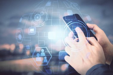 Bir adamın elini tutarken ve telefon ve sosyal ağ teması kullanırken çift pozlama.