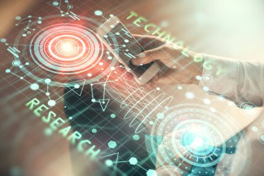 Bir adamın elini tutarken ve dijital bir cihaz ve veri temalı çizim kullanırken çift pozlama. Teknoloji konsepti.