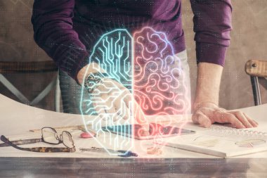 Bir adamın elini tutarken ve dijital bir cihaz ve beyin hologramı çizerken çift pozlama. Veri kavramı.