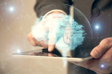 Bir adamın elini tutarken ve dijital bir cihaz ve beyin hologramı çizerken çift pozlama. Veri kavramı.