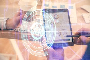 Dijital bir cihaz ve veri temalı çizim kullanan bir adamın el ele tutuşması. Yenilik kavramı.