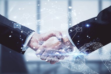 Havada uçuşan zarfın hologramı çekerken ve iki adamın el sıkışırken iki kez görüntülenmesi. E- posta konsepti.