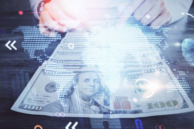 Dünya haritasının iki katına çıkarılması hologram, dolar banknotları ve insan eli..