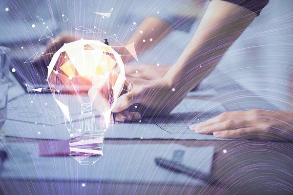 コンピュータと電球の描画に入力する女性の手の二重露出 アイデアのコンセプト — ストック写真