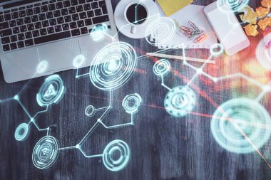 Masaüstü arkaplanındaki bilgisayar üzerinden sosyal ağ hologramı çizimleri. Üst Manzara. Çift pozlama.