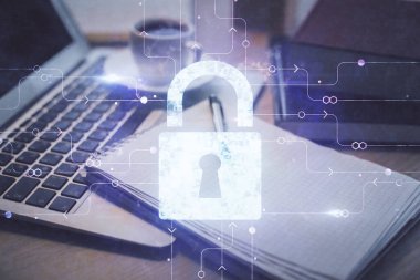 Masa arkasında kahve ve eşyalar olan iki kat kilit ve masaüstü görüntüsü. Menkul kıymetleştirme kavramı.