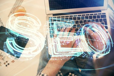 Bilgisayar klavyesinin ve SEO hologram çiziminin üzerine yazı yazan bir adamın eline çok kez maruz kalmış. Üst Manzara. Arama optimizasyon kavramı.