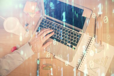 İnsan elinin bilgisayar klavyesi ve veri temalı hologram çiziminin üzerine yazarken çoklu pozlama. Üst Manzara. Teknoloji konsepti.