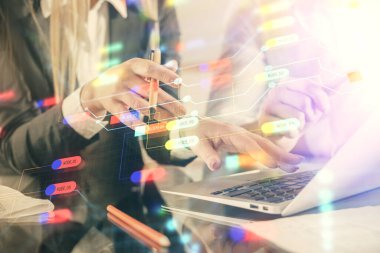 Kadın ve erkeğin birlikte çalışması ve teknoloji temasının hologramı çekmesi. Büyük veri konsepti. Bilgisayar arkaplanı.