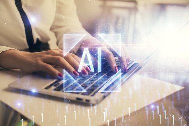 Bilgisayar ve veri temalı hologram çizimleri üzerinde çalışan kadın ellerine çok fazla maruz kalma. Teknoloji kavramı.