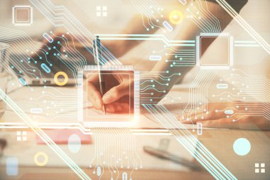 Bilgisayar ve veri temalı hologram çizimlerinde çalışan kadın elleri çift pozlama. Teknoloji kavramı.