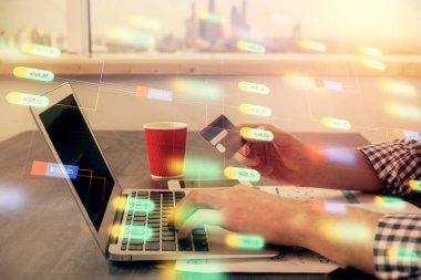 Elinde kredi kartı ve veri teması çizimi olan bir adamın ellerine iki kez maruz kalmış. E-ticaret ve teknoloji kavramı.