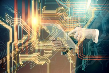 Dijital bir cihaz ve harita kullanarak insanın elini tutarken birden fazla pozlama. Uluslararası iş kavramı.