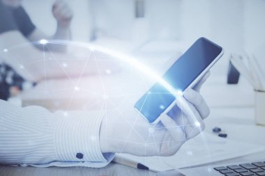 Bir adamın elini tutarken ve telefon ve sosyal ağ teması kullanırken çift pozlama.