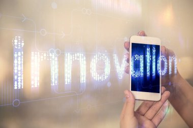 Teknolojiye çifte maruz kalma, hologram ve cep telefonu kullanan bir kadın..