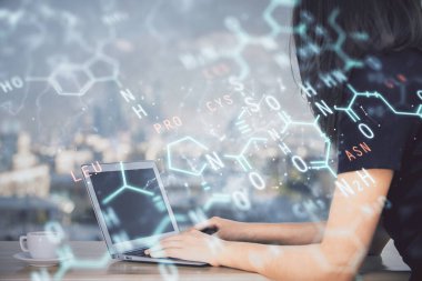 Bilgisayarda ve formüllü hologram çizimlerinde kadın elinin çifte pozu. Eğitim kavramı.