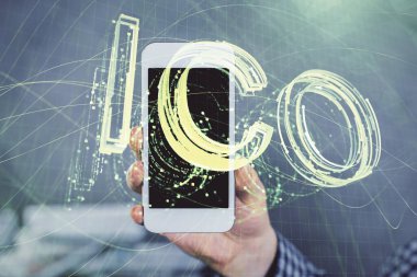 Bir adamın elini tutarken ve telefon ve kripto para birimi engelleme teması kullanırken çift pozlama.