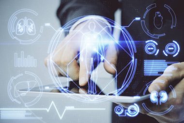 Bir adamın elini tutarken ve telefon ve eğitim teması kullanırken çift pozlama.