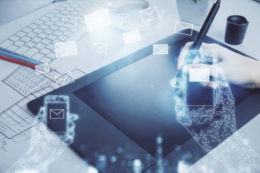 Çift taraflı zarf ikonu hologramı ve cep telefonu kullanan bir kadın. E- posta konsepti.