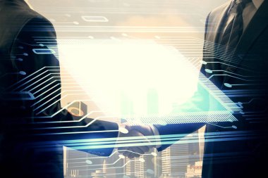 İki kişinin veri temalı hologramı ve el sıkışması. Bilişim endüstrisi konseptinde ortaklık.