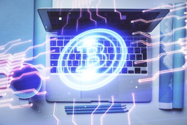 Masaüstü arkaplanındaki bilgisayarın üzerinden engelleme temalı hologram çizimleri. Üst Manzara. Çoklu maruz kalma. Kripto ekonomi kavramı.