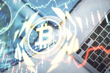 Masaüstü arkaplanındaki bilgisayarın üzerinden engelleme temalı hologram çizimleri. Üst Manzara. Çoklu maruz kalma. Kripto ekonomi kavramı.