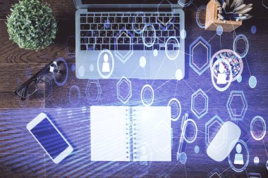 Masaüstü arkaplanındaki bilgisayar üzerinden sosyal ağ hologramı çizimleri. Üst Manzara. Çift pozlama.