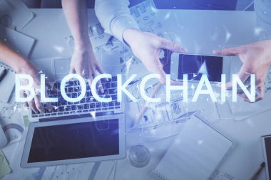 Kadın ve erkeğin birlikte çalışırken çift pozlama ve şifreli hologram çizimi. Bilgisayar arkaplanı. Blockchain konsepti. Üst Görünüm.