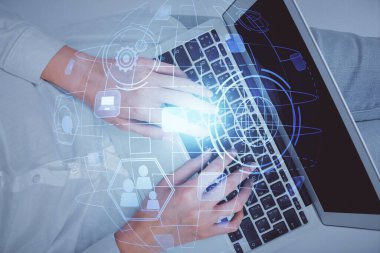 Bilgisayar ve sosyal ağ temalı hologram çizimlerinde çalışan kadın elleri çift pozlama. Üst Manzara. İnsanlar bağlantı konsepti.