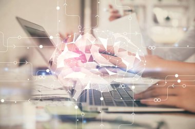 Bilgisayar ve beyin hologramı çizimleri üzerinde çalışan çok sayıda kadın eli var. Ai kavramı.