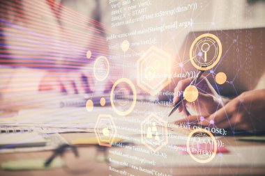 Bilgisayar ve veri temalı hologram çizimlerinde çalışan kadın elleri çift pozlama. Teknoloji kavramı.