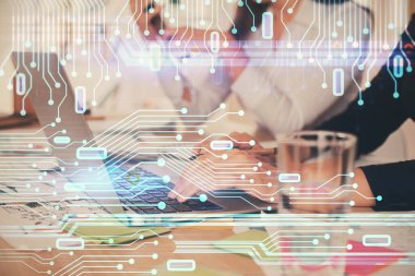 Bilgisayar ve veri temalı hologram çizimlerinde çalışan kadın elleri çift pozlama. Teknoloji kavramı.