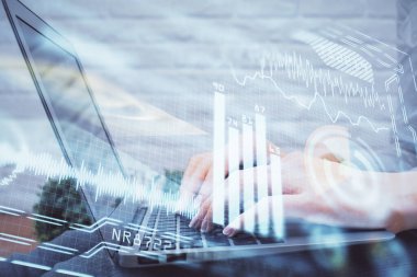 Bilgisayar ve teknoloji temalı çizimlerde kadın elinin çifte pozlanması. Yüksek Teknoloji kavramı.