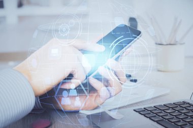 Bir adamın elini tutarken ve telefon ve sosyal ağ teması kullanırken çift pozlama.