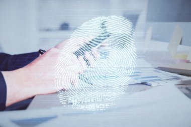 Dijital bir cihaz ve parmak izi hologramı kullanarak insanın elini tutarken çift pozlama. Güvenlik kavramı.