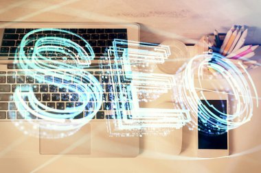 SEO 'nun çalışma masası arkaplanını bilgisayarla çizerken çift pozlama. Arama kavramı. Üst görünüm.