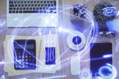 Eğitim teması telefonlu masanın üzerine iki kez çizilmiş. Üst Manzara. Bilim eğitimi kavramı.