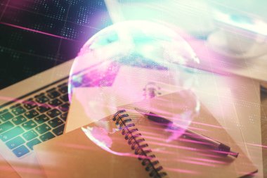 Teknoloji temalı çizimlere ve masaüstüne kahve ve masa arkasında eşyalar ile çifte pozlama. Yüksek teknoloji kavramı.