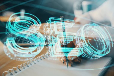 SEO 'nun arka planda not alan insanları iki kez çekmesi. Arama optimizasyonu kavramı