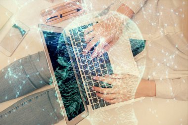 Bilgisayar ve insan beyin hologramı çizimleri üzerinde çalışan bir kadının çifte pozu. Üst Manzara. Ai kavramı.