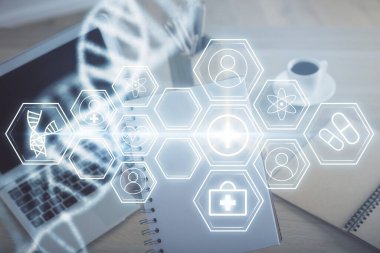 Bilgisayarda yazı yazan ve DNA hologramı çizen bir kadının ellerine iki kez maruz kalmış. Tıp eğitimi kavramı.