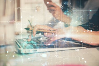 Bilgisayar ve veri temalı hologram çizimleri üzerinde çalışan kadın ellerine çok fazla maruz kalma. Teknoloji kavramı.