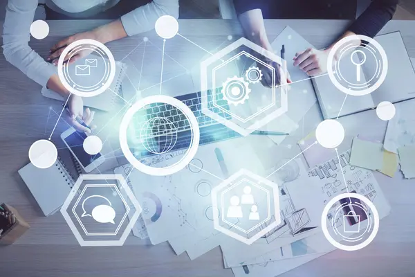 Bilgisayar ve sosyal ağ temalı hologram çizimlerinde çalışan kadın elleri çift pozlama. Üst Manzara. İnsanlar bağlantı konsepti.