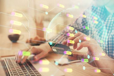 Elinde kredi kartı ve dünya haritası çizimi olan bir adamın ellerine iki kez maruz kalmış. Uluslararası İnternet E-ticaret ve teknoloji kavramı.
