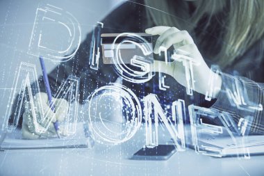 Elinde kredi kartı ve kripto temalı bir çizimle internetten kadın alışverişine çok maruz kalmış. E-ticaret engelleme kavramı.